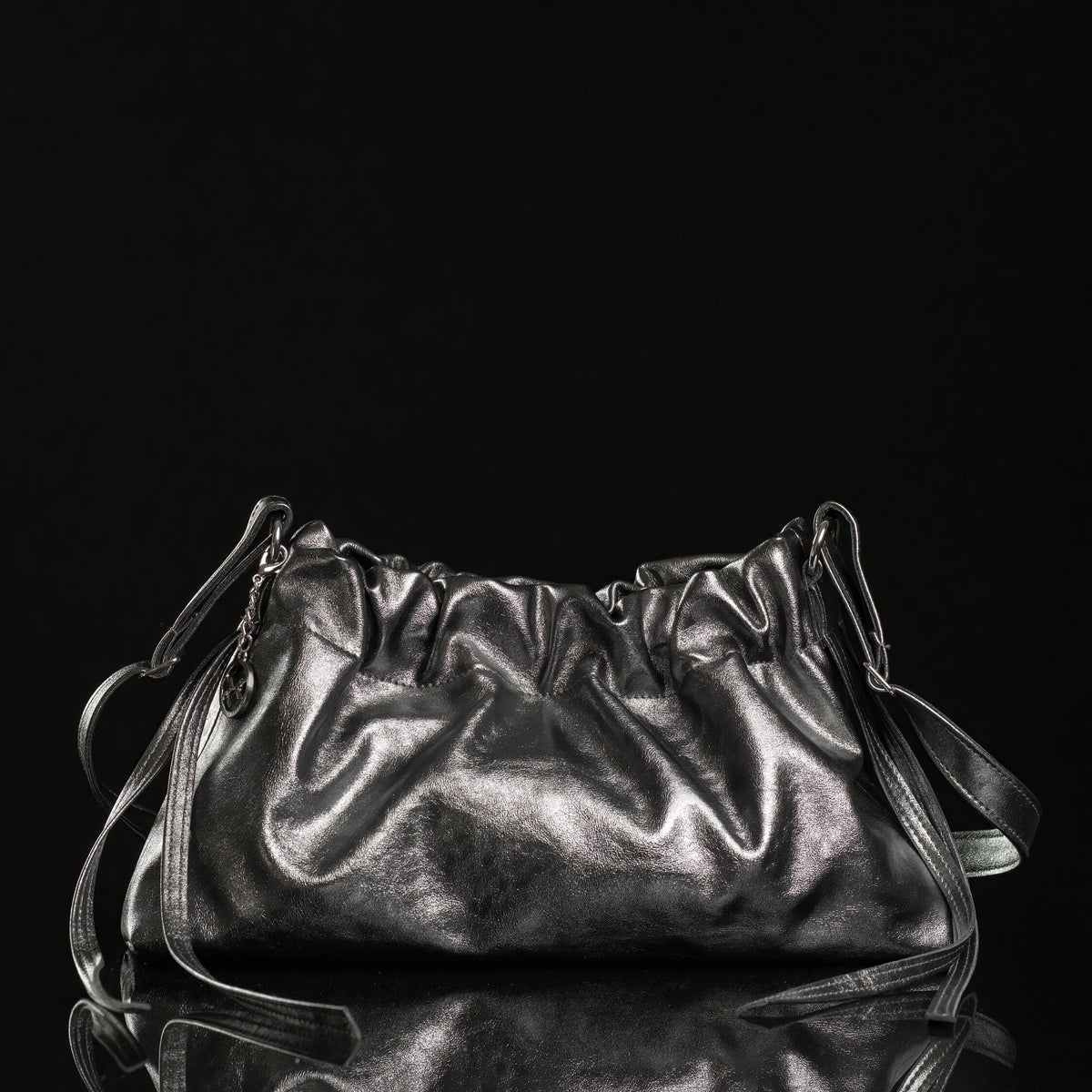 Pouch Bag Shiny Grey von HIGH HERTS – Frontansicht der gerafften Tasche in Anthrazit-Metallic mit silbernen Details