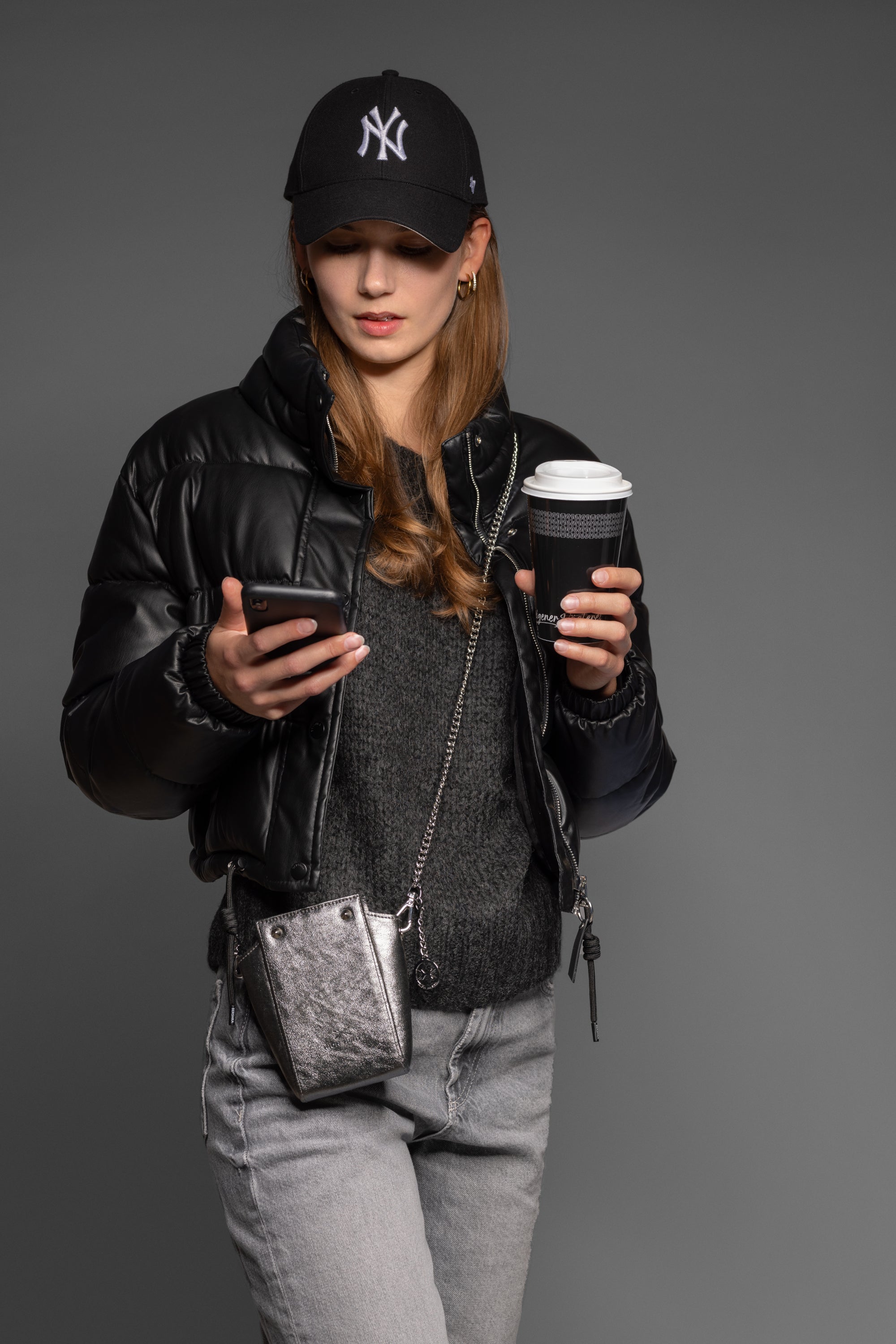 Unterwegs mit HIGH HERTS Handytasche - Egal, ob in der Stadt, auf dem Weg zur Uni oder im Urlaub, dein Smartphone ist immer sicher und stylisch verstaut.