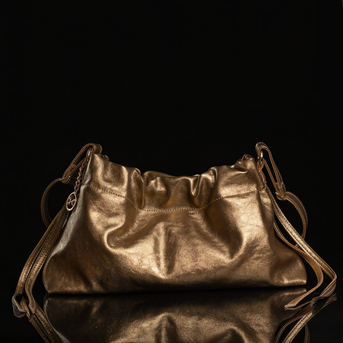 Pouch Bag Fine Bronze von HIGH HERTS – Frontansicht der gerafften Tasche in Bronze-Metallic mit goldenen Details