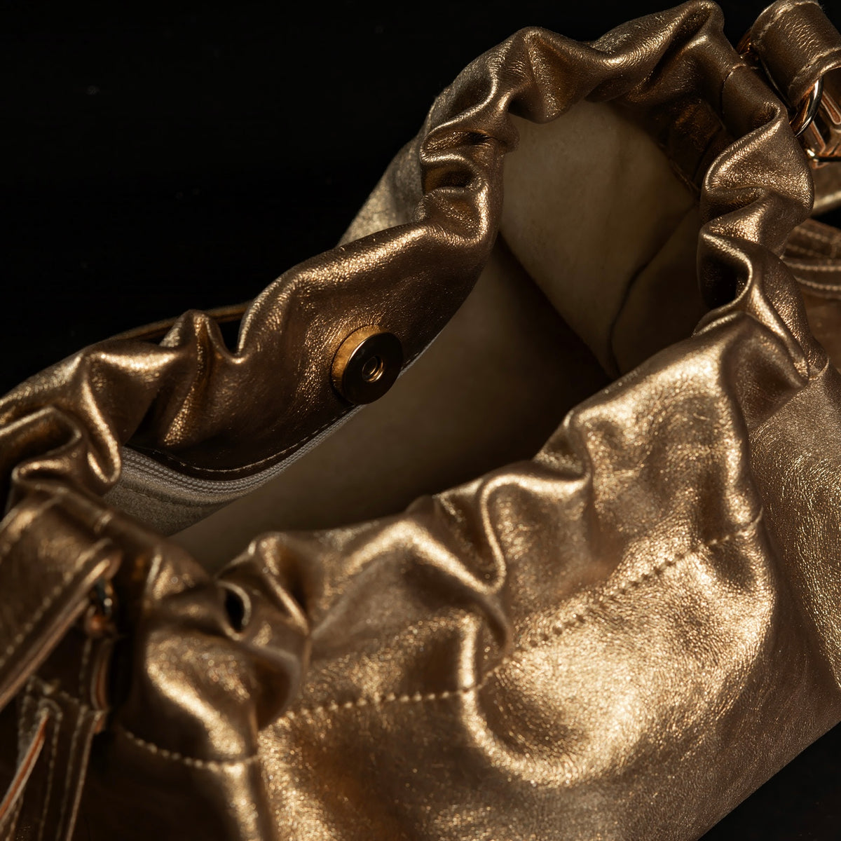 Pouch Bag Fine Bronze – Innenansicht mit Magnetverschluss und Reißverschlussfach