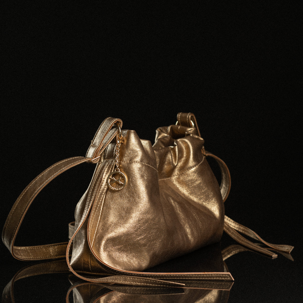 Pouch Bag Fine Bronze – Seitenansicht der Tasche in Bronze-Metallic