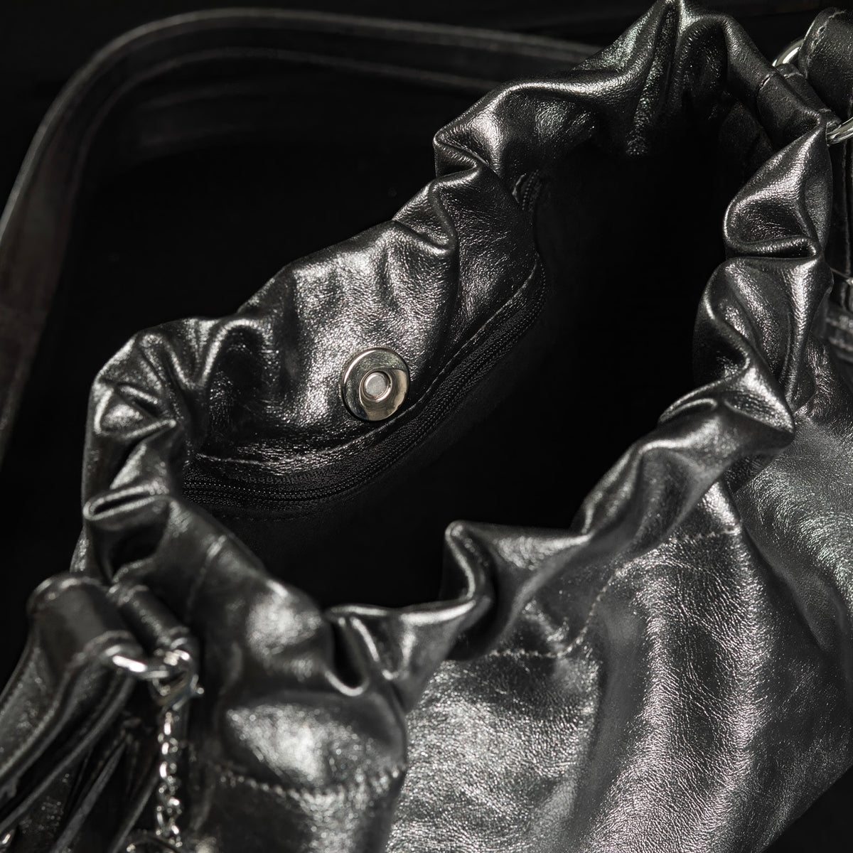 Pouch Bag Shiny Grey – Innenansicht mit Magnetverschluss und Reißverschlussfach