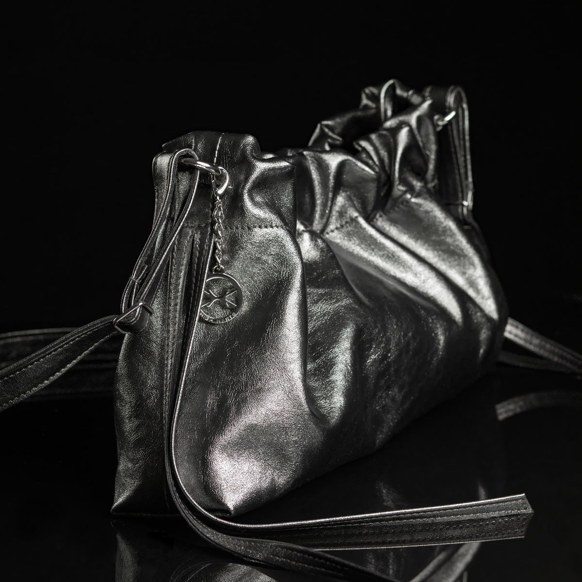 Pouch Bag Shiny Grey – Seitenansicht der Tasche in Anthrazit-Metallic mit Herz-Anhänger