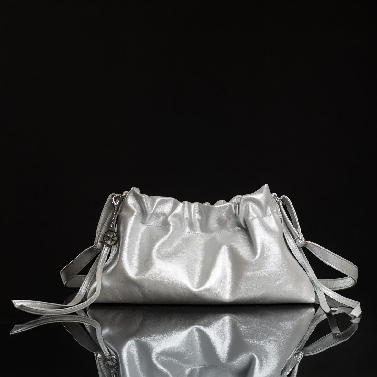 Pouch Bag Shiny Silver von HIGH HERTS – Frontansicht der gerafften Tasche in hellem Silber-Metallic mit silbernen Details
