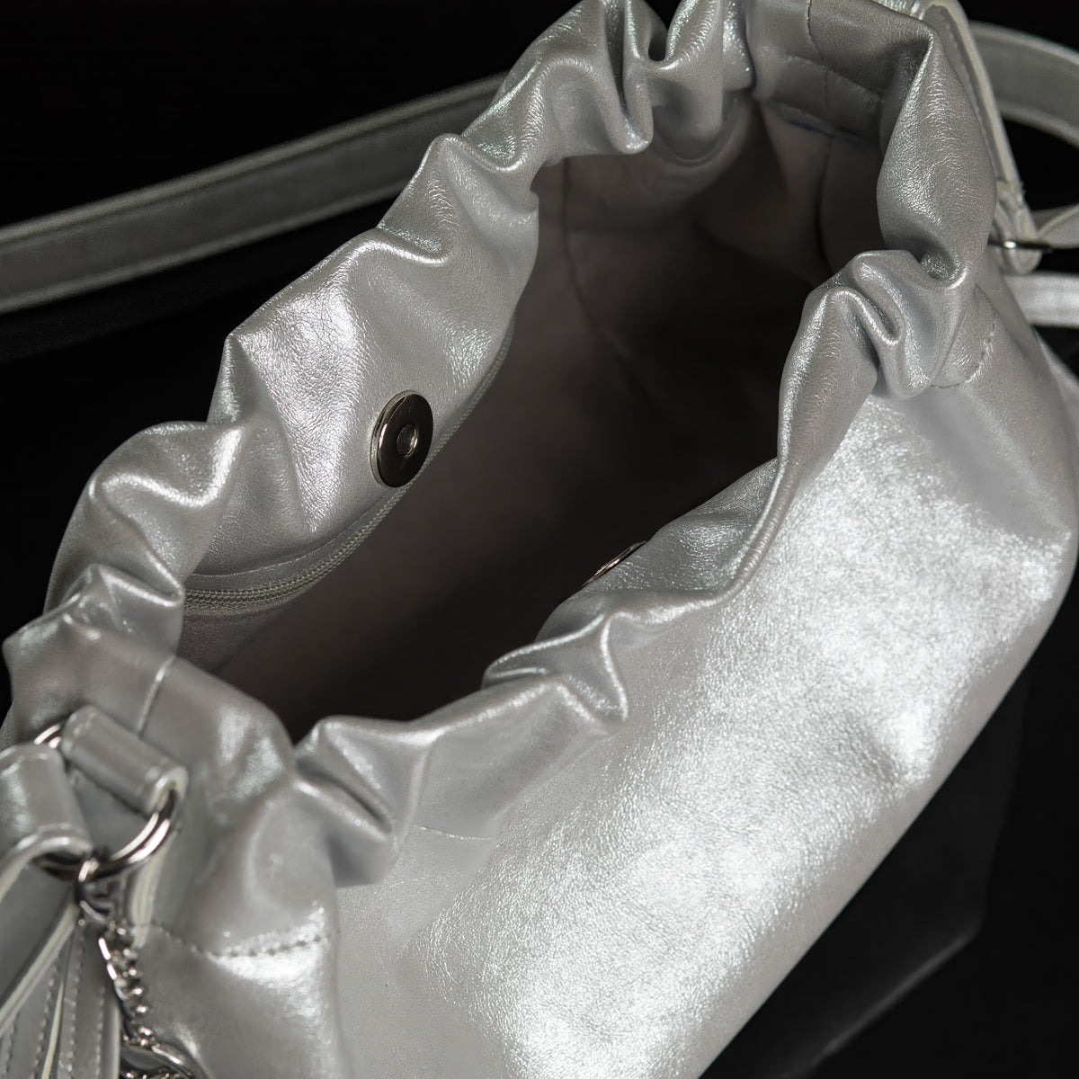 Pouch Bag Shiny Silver – Innenansicht mit Magnetverschluss und Reißverschlussfach
