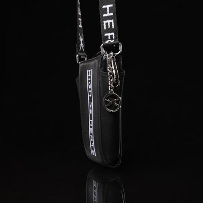 Logo-Anhänger in silberfarbenen Finish