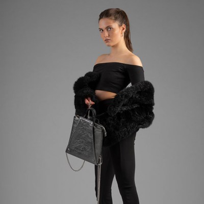 Glänzendes Accessoire in Anthrazit